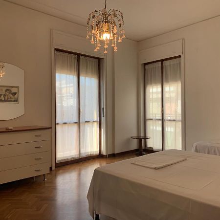 Spazioso Appartamento In Centro Citta San Benedetto del Tronto Bagian luar foto